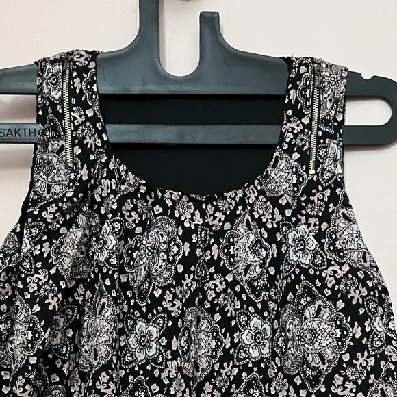 [NWOT] Chic Printed Black Sleeveless Top with attachable sleeves. - Picture 2 of 6